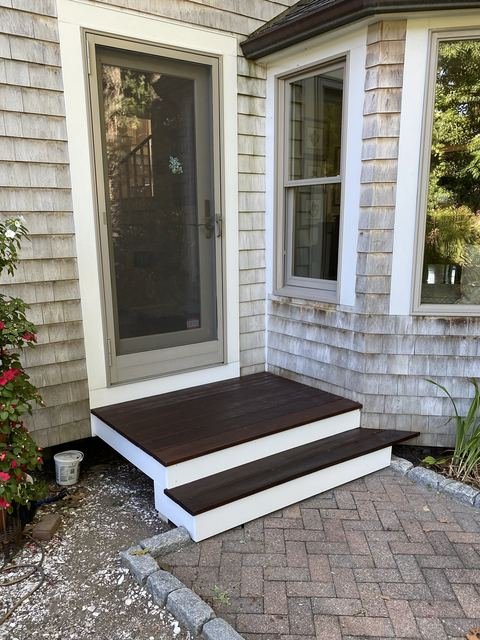 Shingle siding exterior with crisp white risers